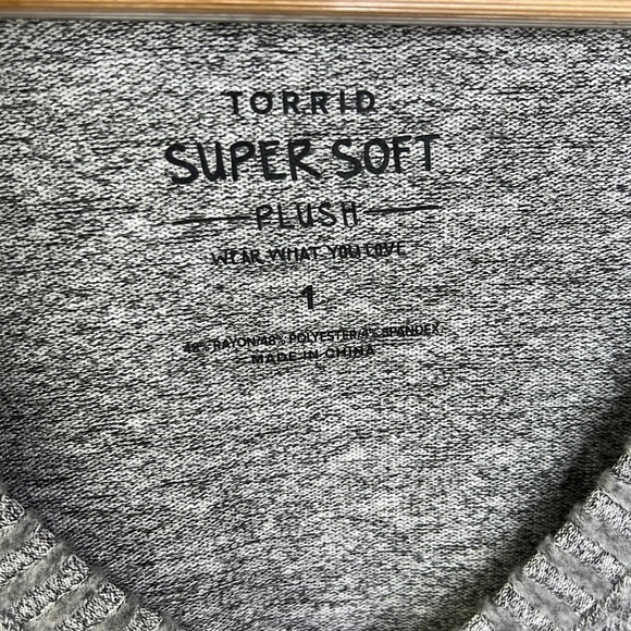 TORRID SUPER SOFT PLUSH V NECK LONG SLEEVE HEATHER GRAY SHIRT NWT SZ 1X - Picture 4 of 7